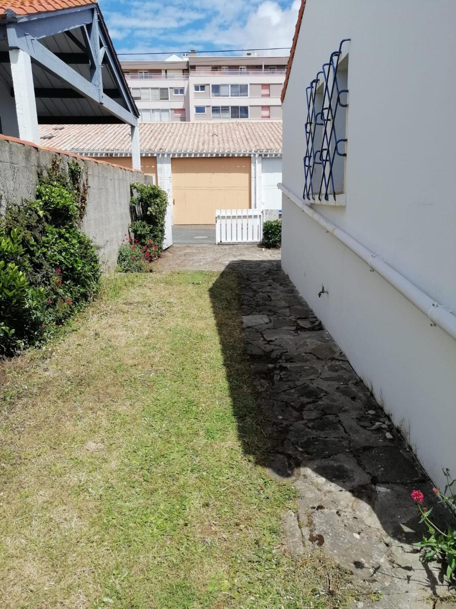 Maison Deux Chambres Avec Jardin A 100M De L'Ocean 莱萨布勒-多洛讷 外观 照片
